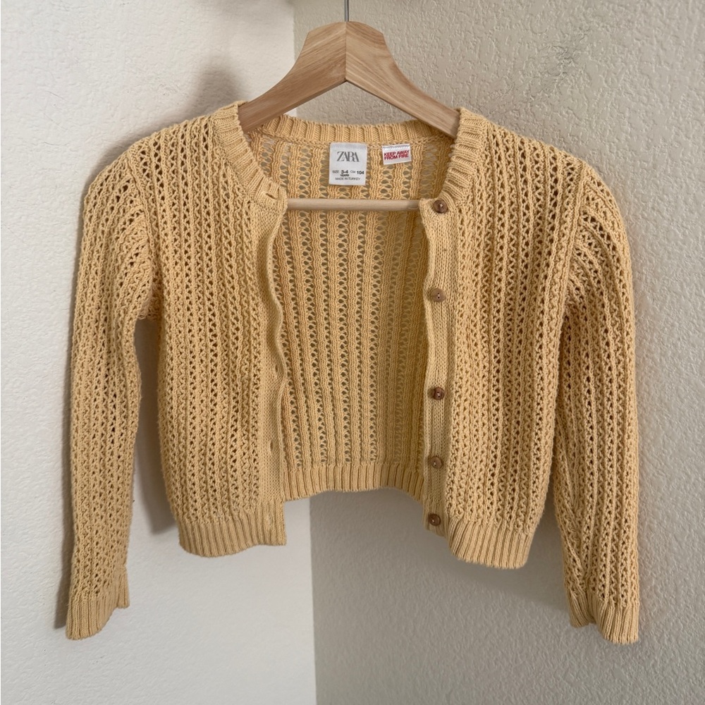 ZARA girls butter yellow crochet knit cardigan wooden buttons size 3-4 pastel - Picture 2 of 4